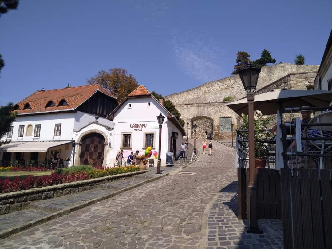 Napfuerdo Apartman *